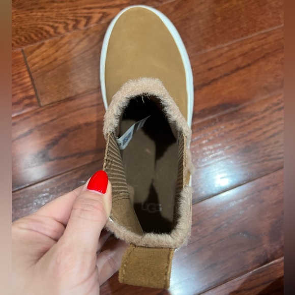 BNIB UGG Women Alameda Chelsea Boot Suede Chestnut - Picture 12 of 12